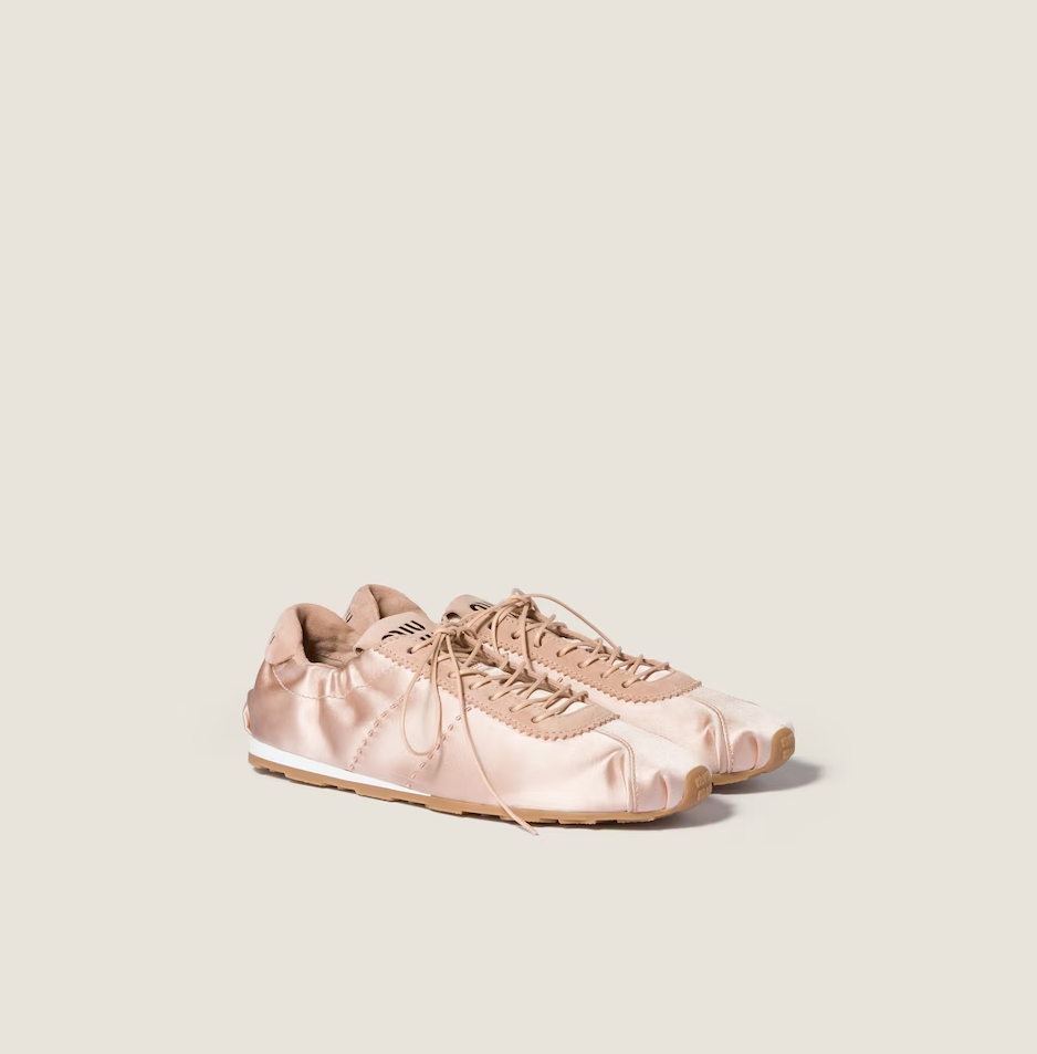 미우미우 플룸 새틴 스니커즈 144만원