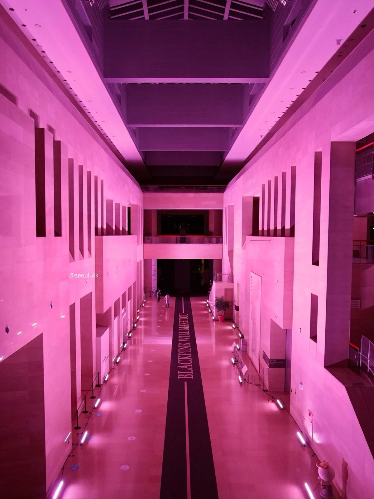 블랙핑크를 상징하는 핑크빛으로 꾸며진 국립중앙박물관(~3/8, 16시~22시) / @seoul_4k 