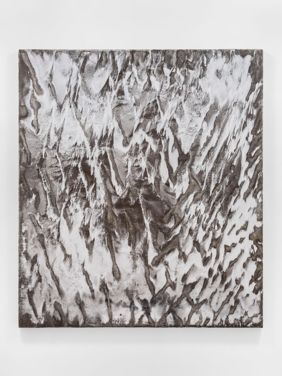 김주리 desert 06_QsGpAVs 2026 석영, 유리, 재, 석분, 혼합재료, 패널 183 x 161 x 8 cm 타데우스 로팍 갤러리, 런던 • 파리 • 잘츠부르크 • 밀라노 • 서울 제공 © Juree Kim 사진: 전병철