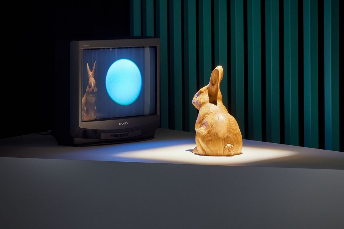 백남준, 〈달에 사는 토끼〉, 1996, 백남준아트센터 소장품 Nam June Paik, Rabbit Inhabits the Moon, 1996, Collection of Nam June Paik Art Center 