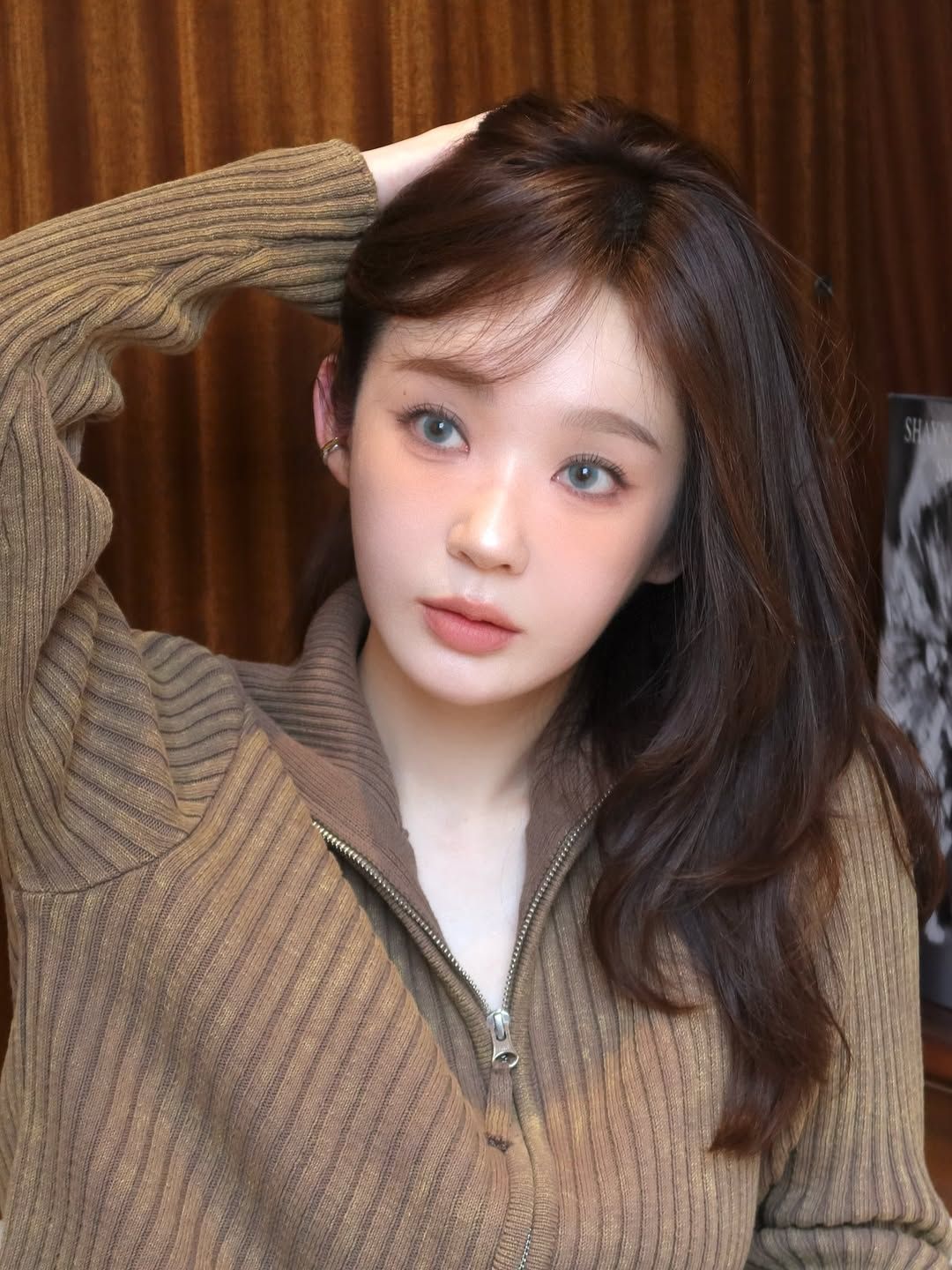 모카 계열의 하프 집업을 입고 블루 써클렌즈를 착용해 우아하고 신비로운 느낌을 자아낸 강민경 / @iammingki