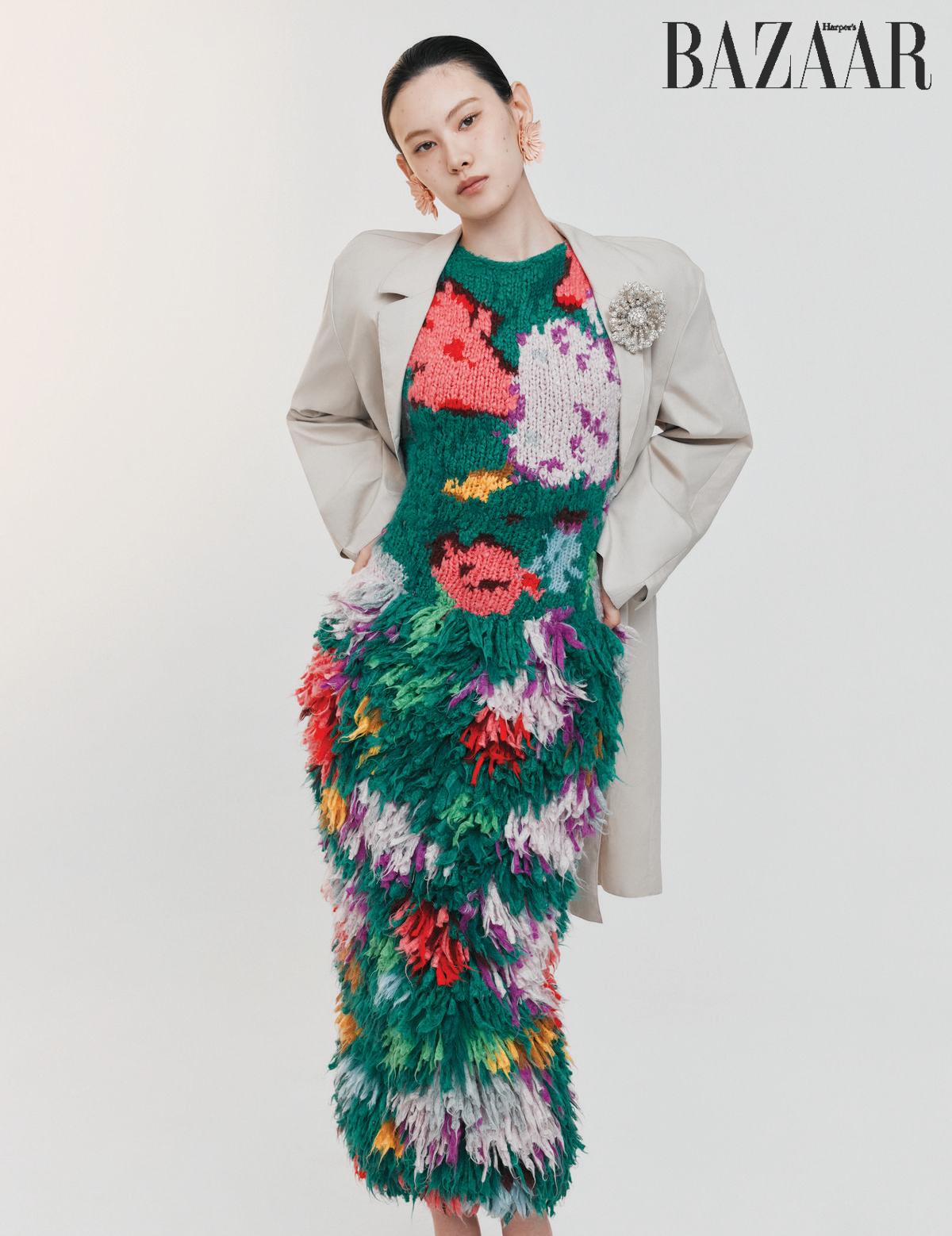 트렌치코트는 Prada. 니트 드레스는 Balenciaga. 귀고리는 Chloé. 브로치는 N°21