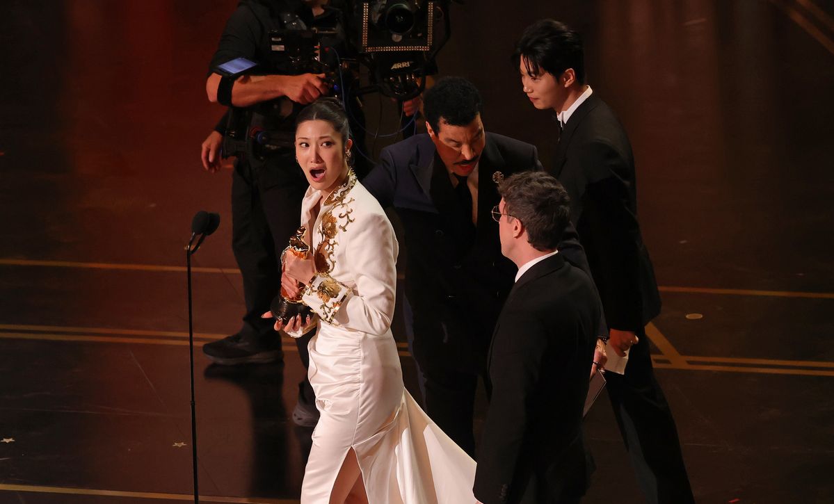 '골든(Golden)으로 아카데미 시상식 트로피를 받아들며 깜짝 놀라는 표정의 이재.