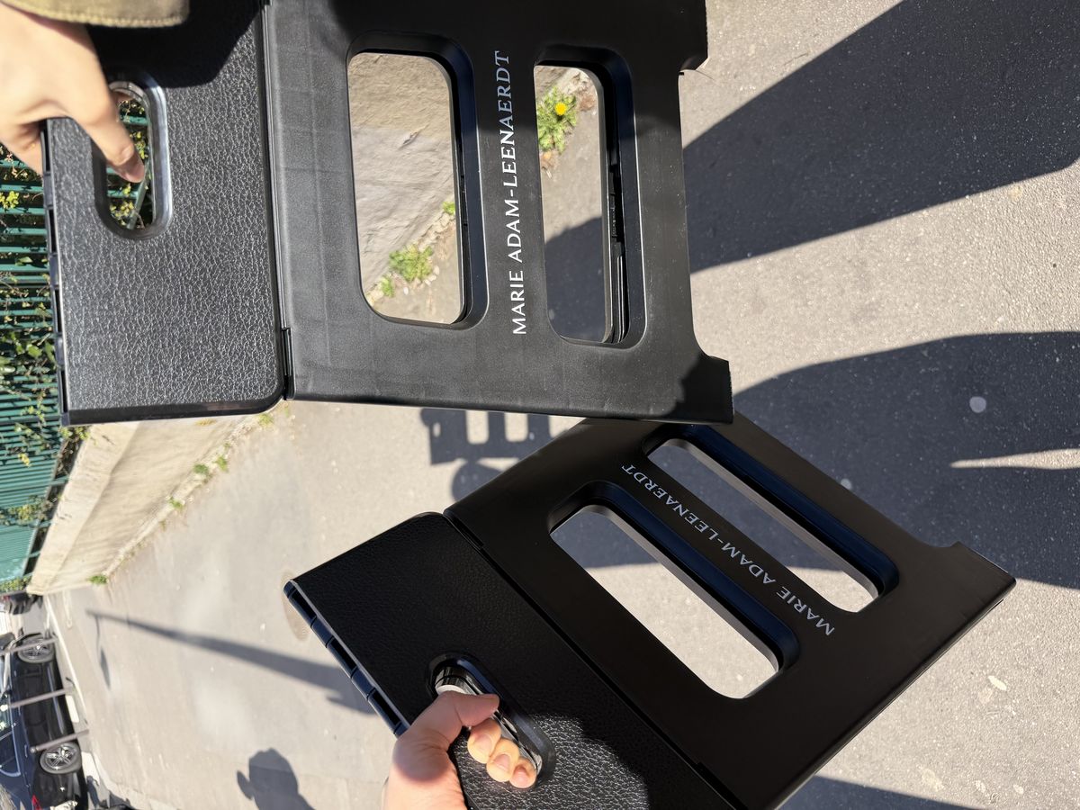 마리 아담-리나이트 쇼장에서 받은 의자.