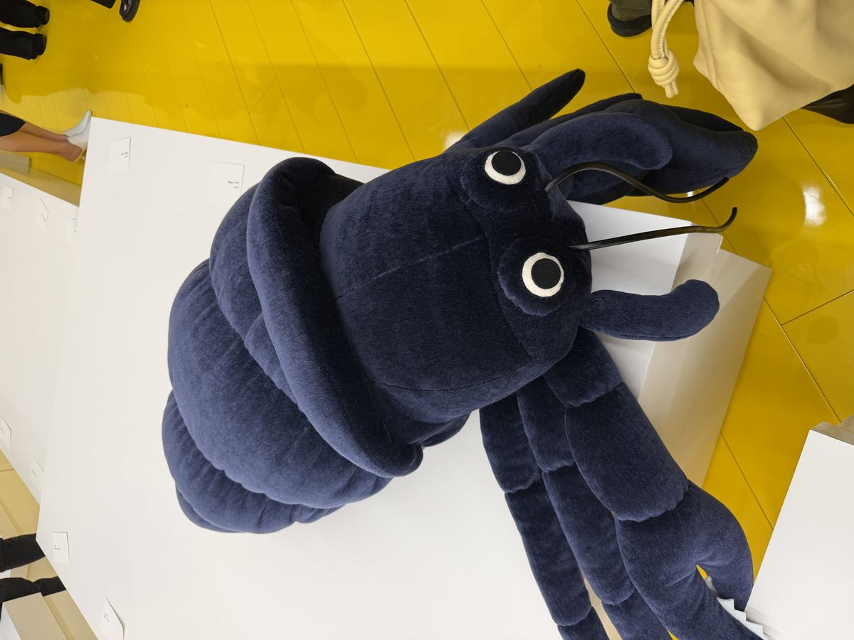 로에베 쇼장에서 만난 독일 예술가 코시마 폰 보닌의 가재 인형.