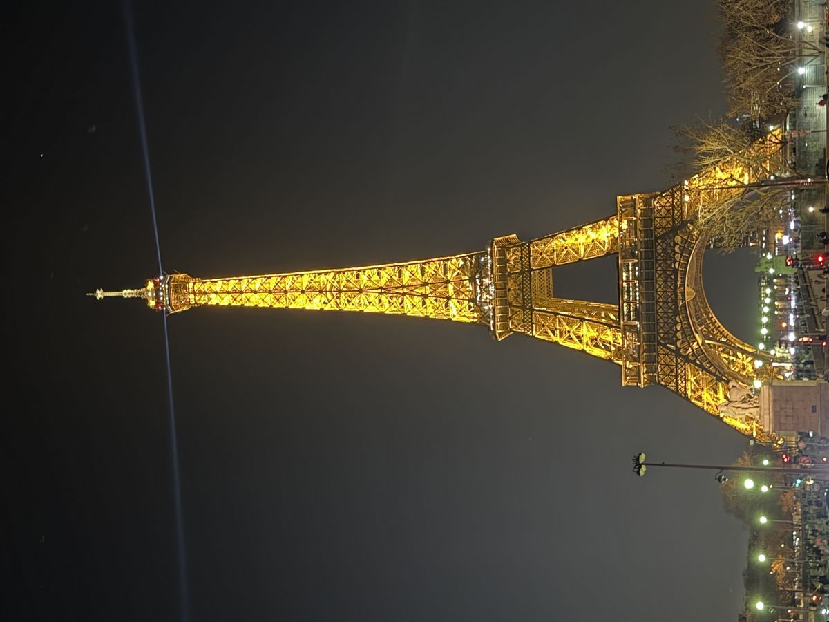 생 로랑 쇼를 보고 나오는 길에 마주친 에펠탑.