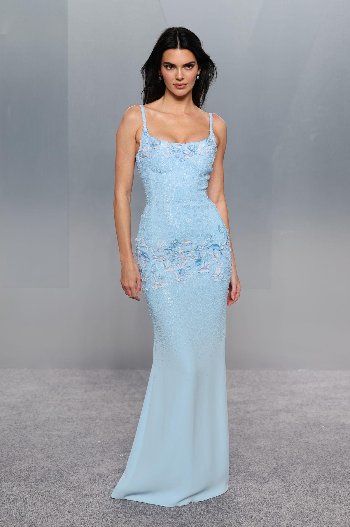 샤넬 드레스를 입고 애프터파티에서 포즈를 취한 켄달 제너. 사진/ chanel