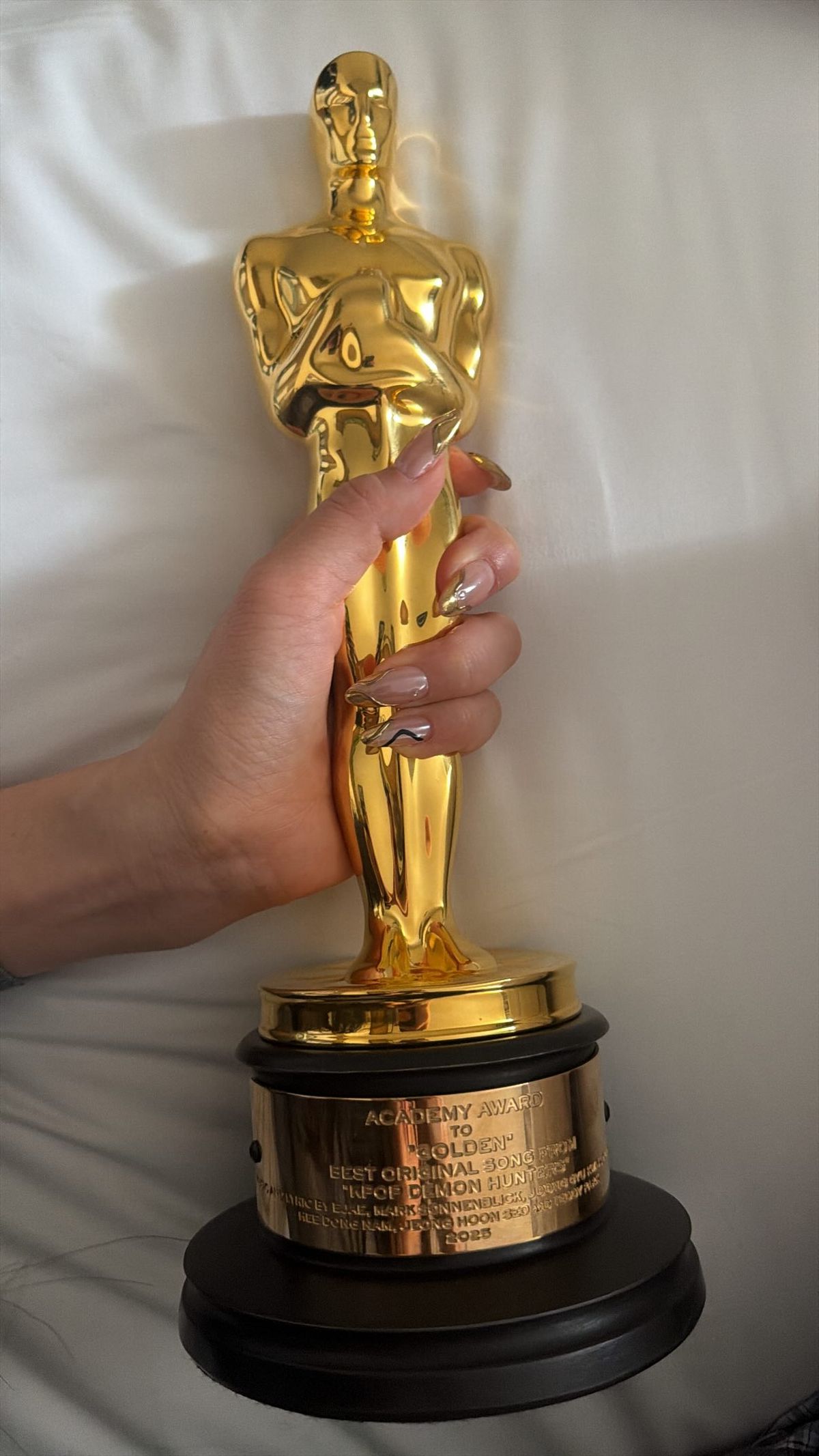 골드 네일로 아카데미 시상식 트로피가 더욱 눈길을 사로잡는다. 
