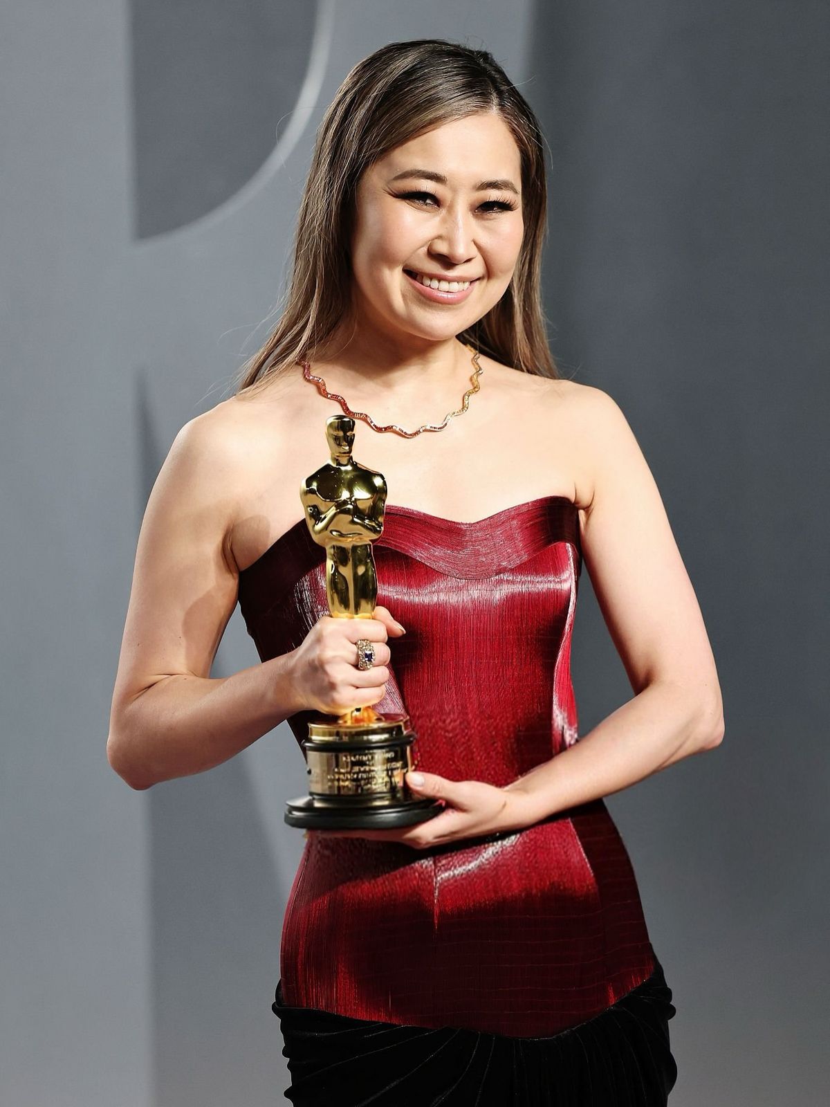 트로피를 들고 기뻐하는 메기 강 감독.@rimzimdaduofficial