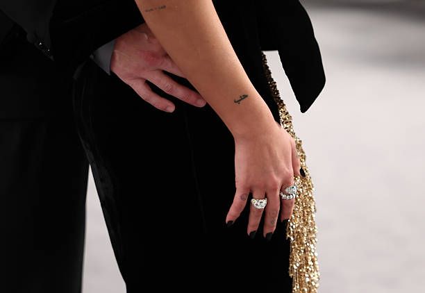 블랙 드레스에 블랙 네일, 불가리 주얼리로 포인트를 준 두아리파. 사진/ Getty Images