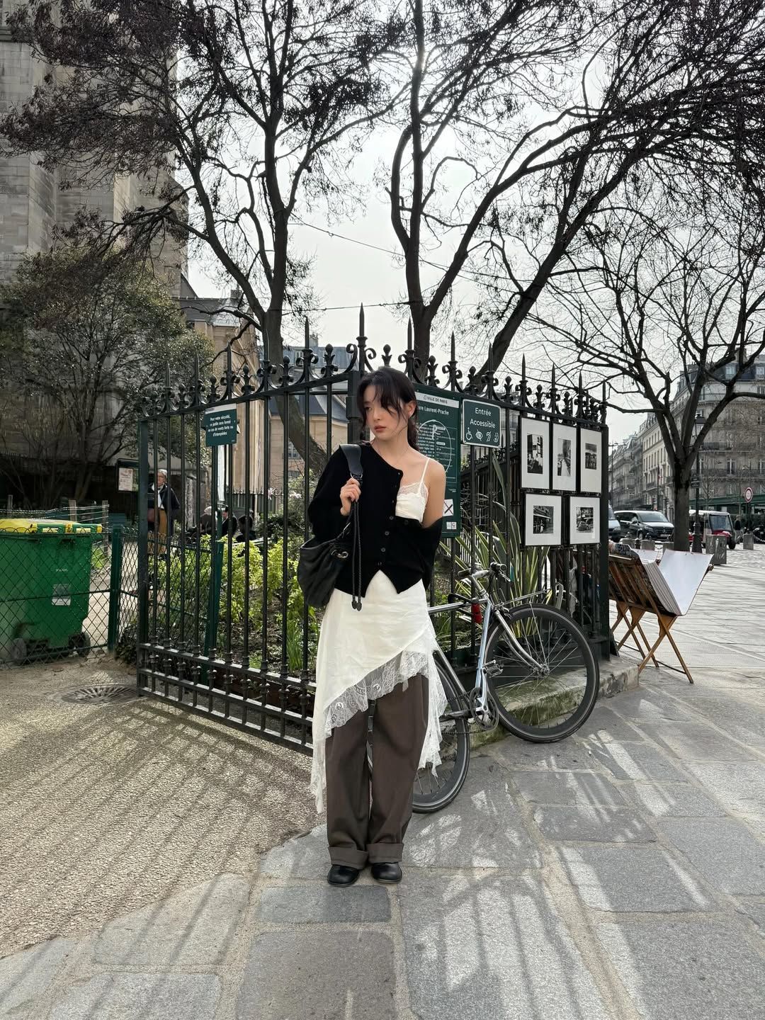 블랙 니트 가디건에 레이스 슬립 원피스를 매치해 힙한 매력을 선보인 슬기 / @hi_sseulgi