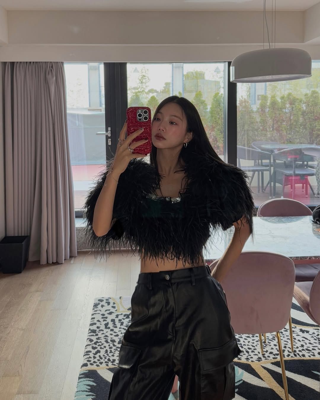 화려한 퍼 디테일의 크롭 탑과 가죽 소재의 카고 바지를 착용해 독보적인 존재감을 드러낸 설쁘 / @mulbada