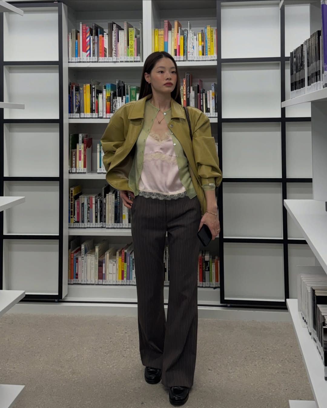 핑크와 옐로 조합의 란제리 탑을 착용해 우아한 모습을 보여준 윤이재 / @yun.e.jae