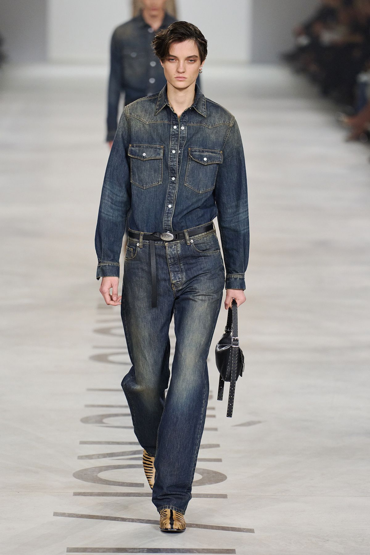 여성 모델이 착용한 더블 데님과 패치워크 모피 코트를 입은 남성 모델의 룩이 인상적이다. 