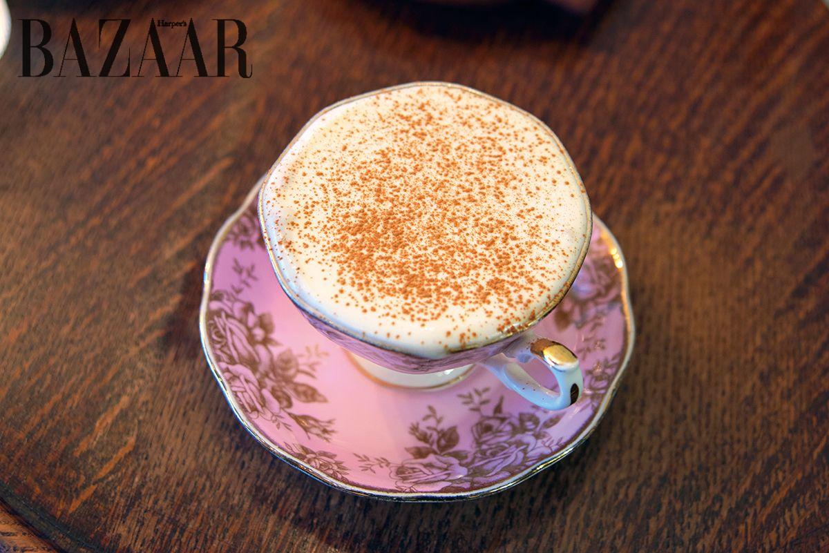 다크 로스팅 커피의 쌉쌀한 향이 우유 크림, 시나몬 파우더의 향도 뚫는다. 라테와 카푸치노 사이 어디쯤, 카페 크레미나. 