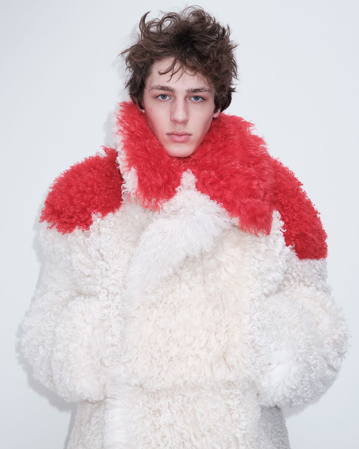 다채로운 소재를 정교한 수작업을 통해 퍼의 질감으로 구현해낸 룩들이 인상적이다.