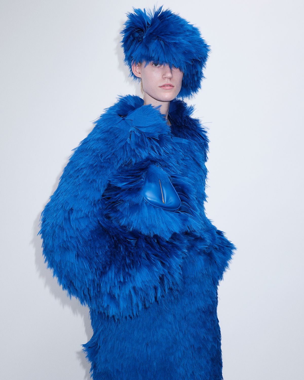 다채로운 소재를 정교한 수작업을 통해 퍼의 질감으로 구현해낸 룩들이 인상적이다.