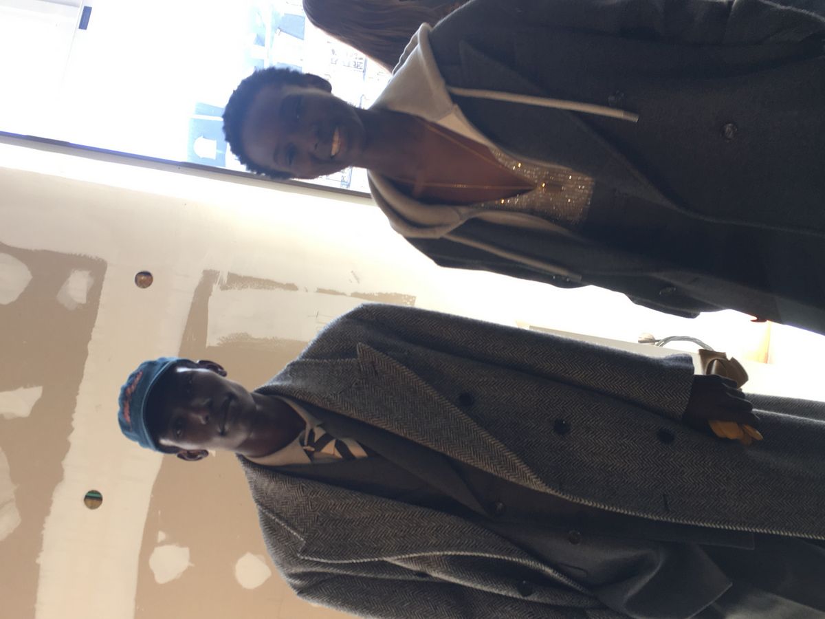 에디터의 빈티지 카메라를 보고 웃는 아미의 모델들