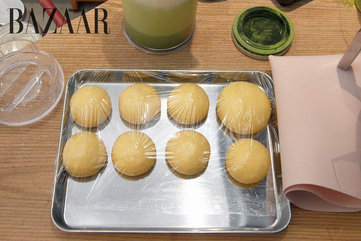 갓 나온 바닐라빈 크림 퍼프를 기다리며. 