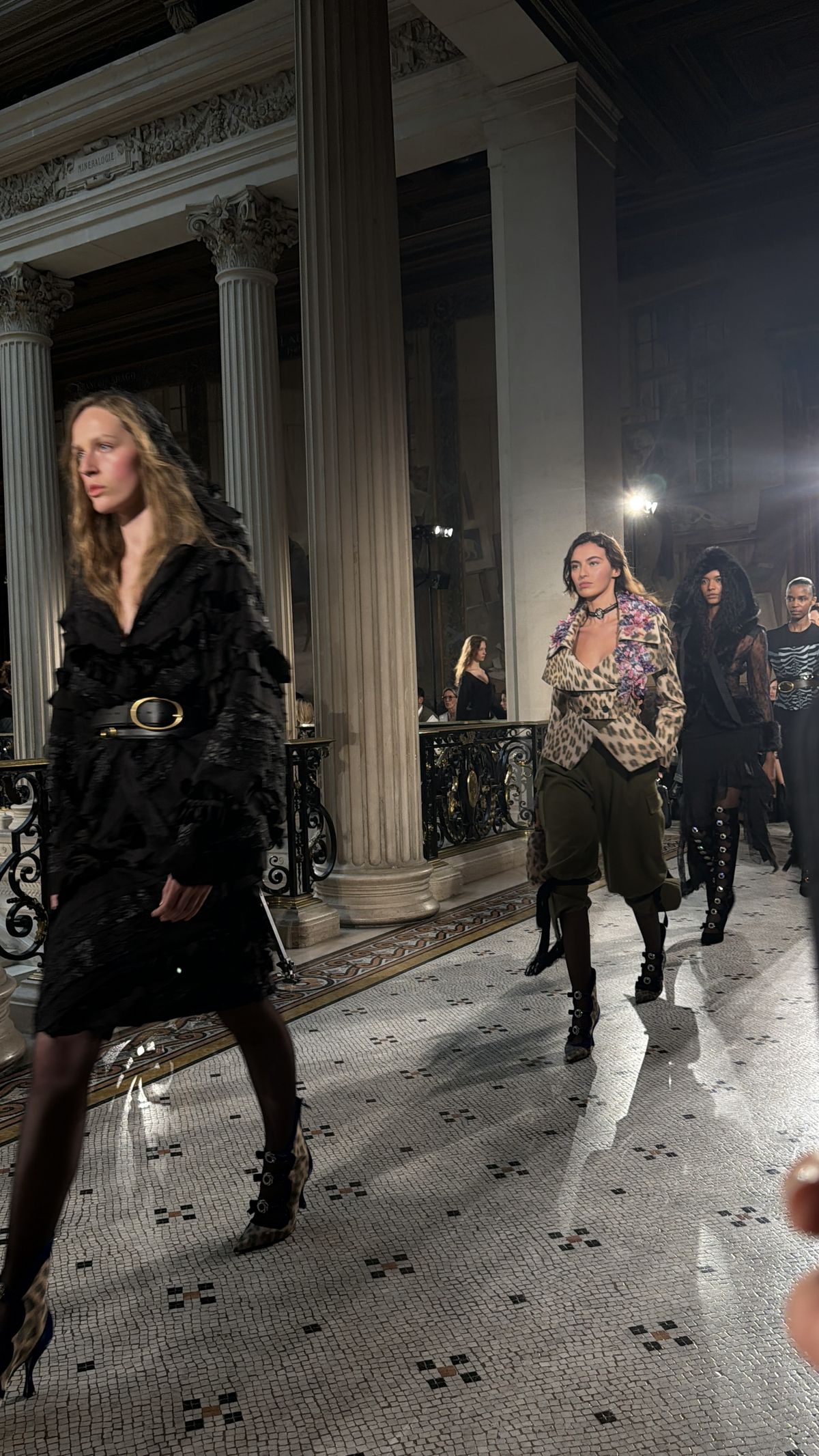 블러의 노래에 맞춰 워킹하는 니나 리치 모델들