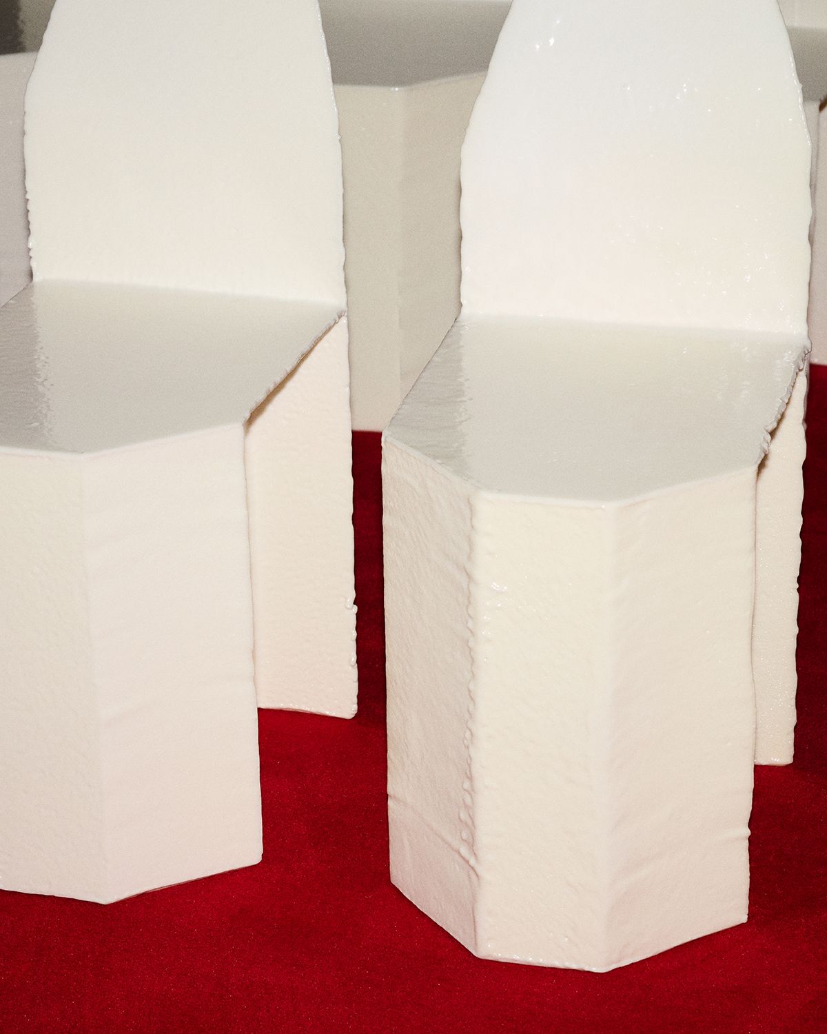 런웨이 의자로 사용한 가구 디자이너 맥스 램의 설치작품 ‘421 체어스’.