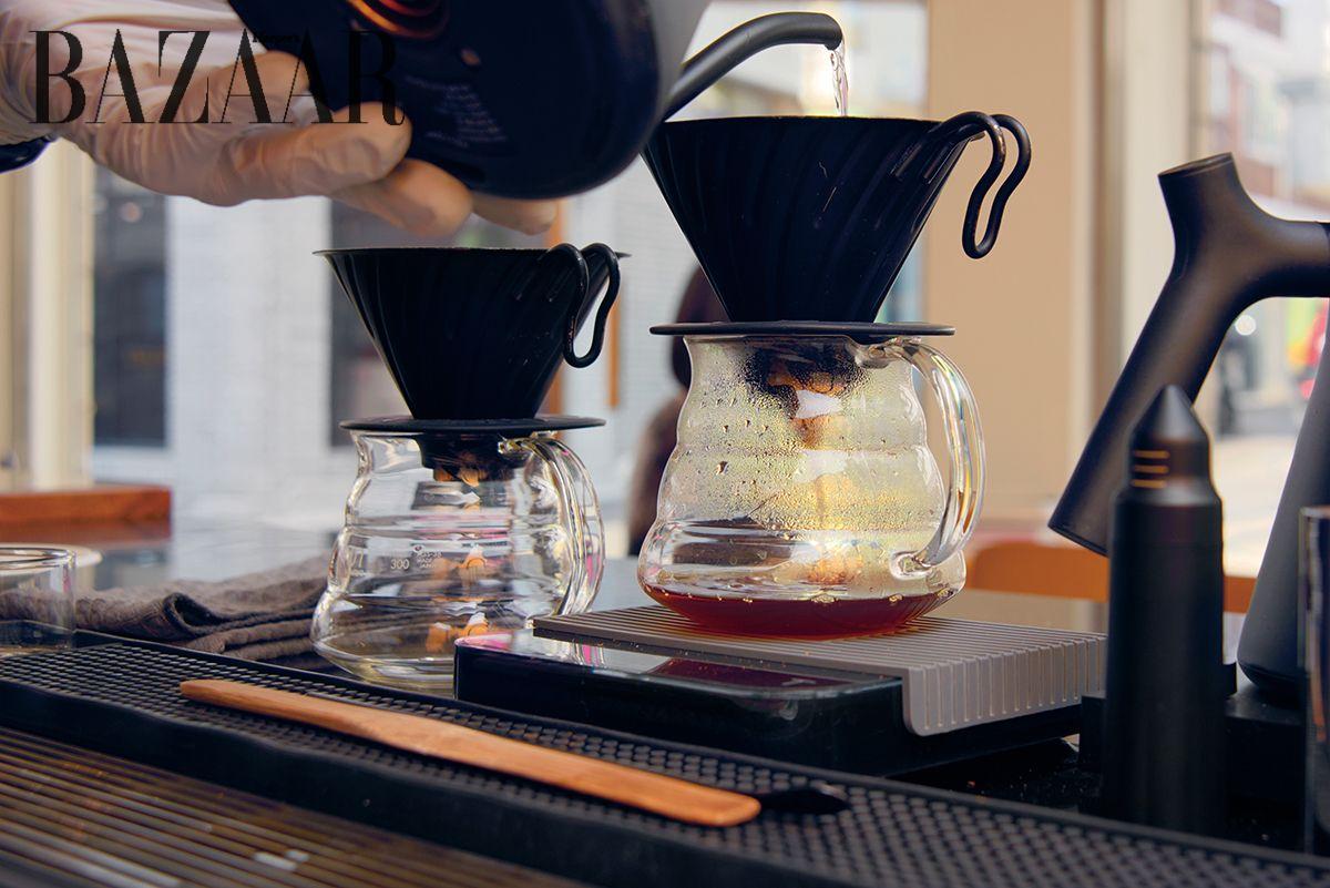 차가운 커피와 따뜻한 커피 주문이 한 잔씩 들어올 때. 