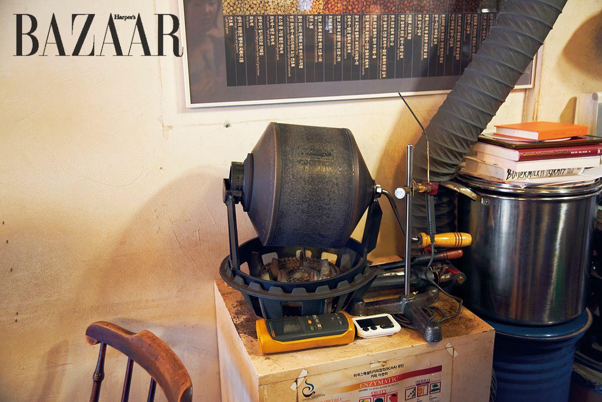  일본에서 들여온 통돌이 원두 배전기. 매일 아침 필요한 하루치의 원두를 로스팅한다. 