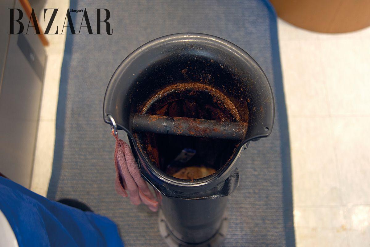 자꾸만 관찰하게 되는 오픈형 주방에서 등대처럼 자리를 지키고 있는 넉박스(knock box). 