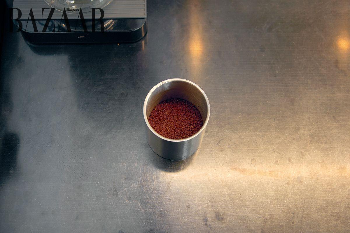 프리미엄 품종의 원두를 고르면 커피를 내리기 전 향을 맡아볼 수 있다. 