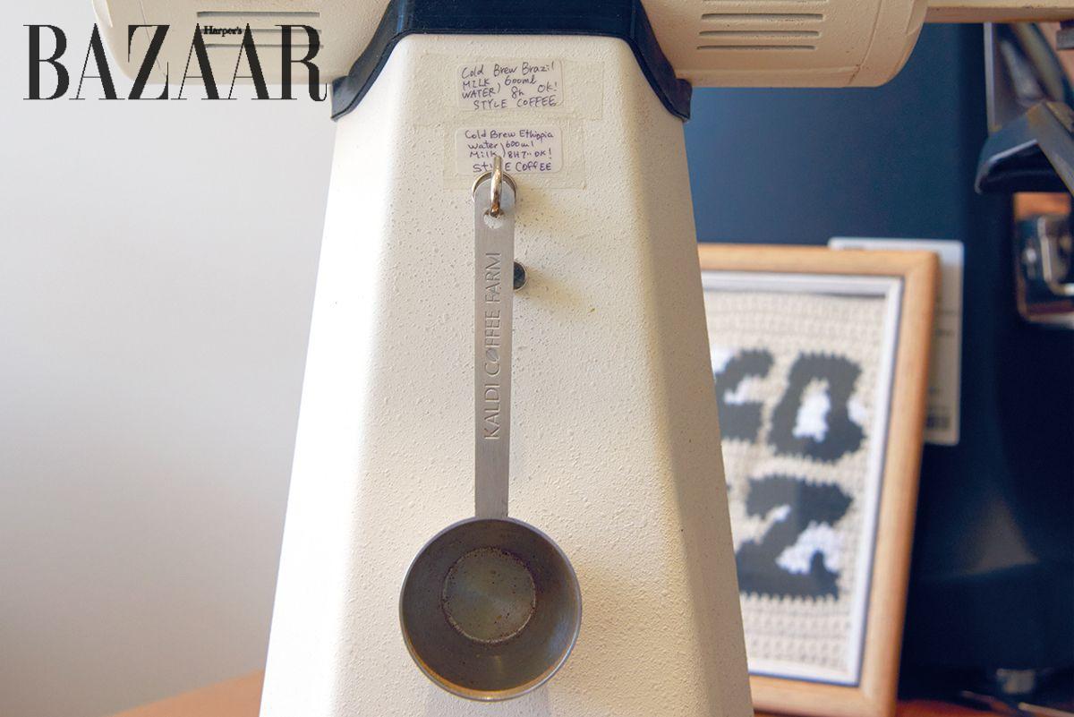 일본 교토 ‘스타일 커피(Style Coffee)’의 원두로 내린 커피를 맛볼 수 있다. 그라인더에는 전수 받은 추출법이 깨알같이 적혀 있지만, 한국인의 입맛에는 연해 더 진하게 내린다.