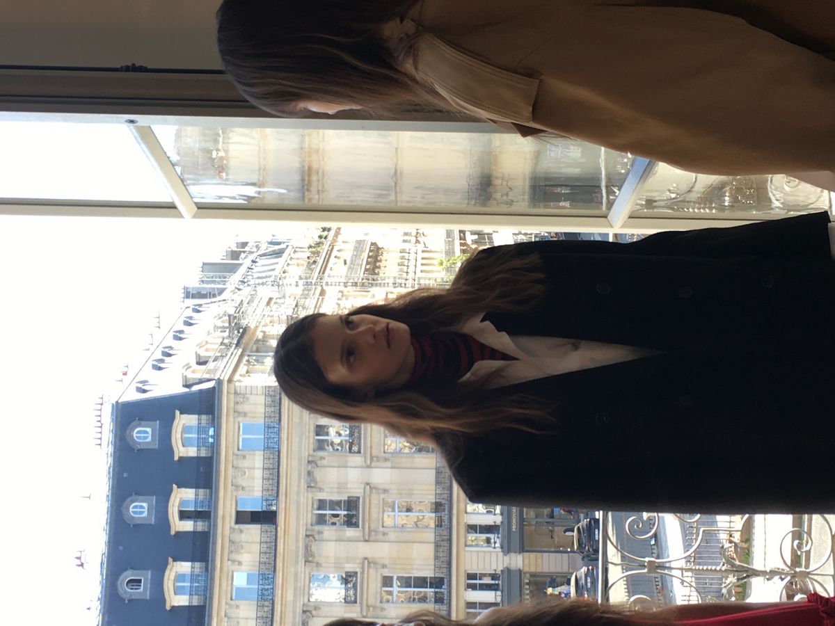 파리지앵의 아침을 나타낸 아미의 프레스 블렉퍼스트 현장