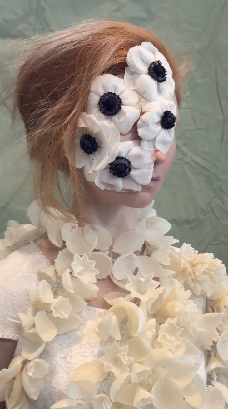 모델의 한쪽 얼굴면을 뒤덮은 꽃