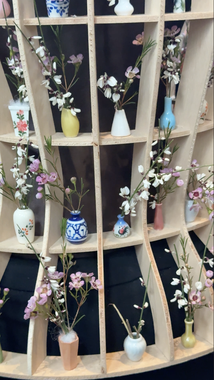 미니 화병이 가득했던 룩