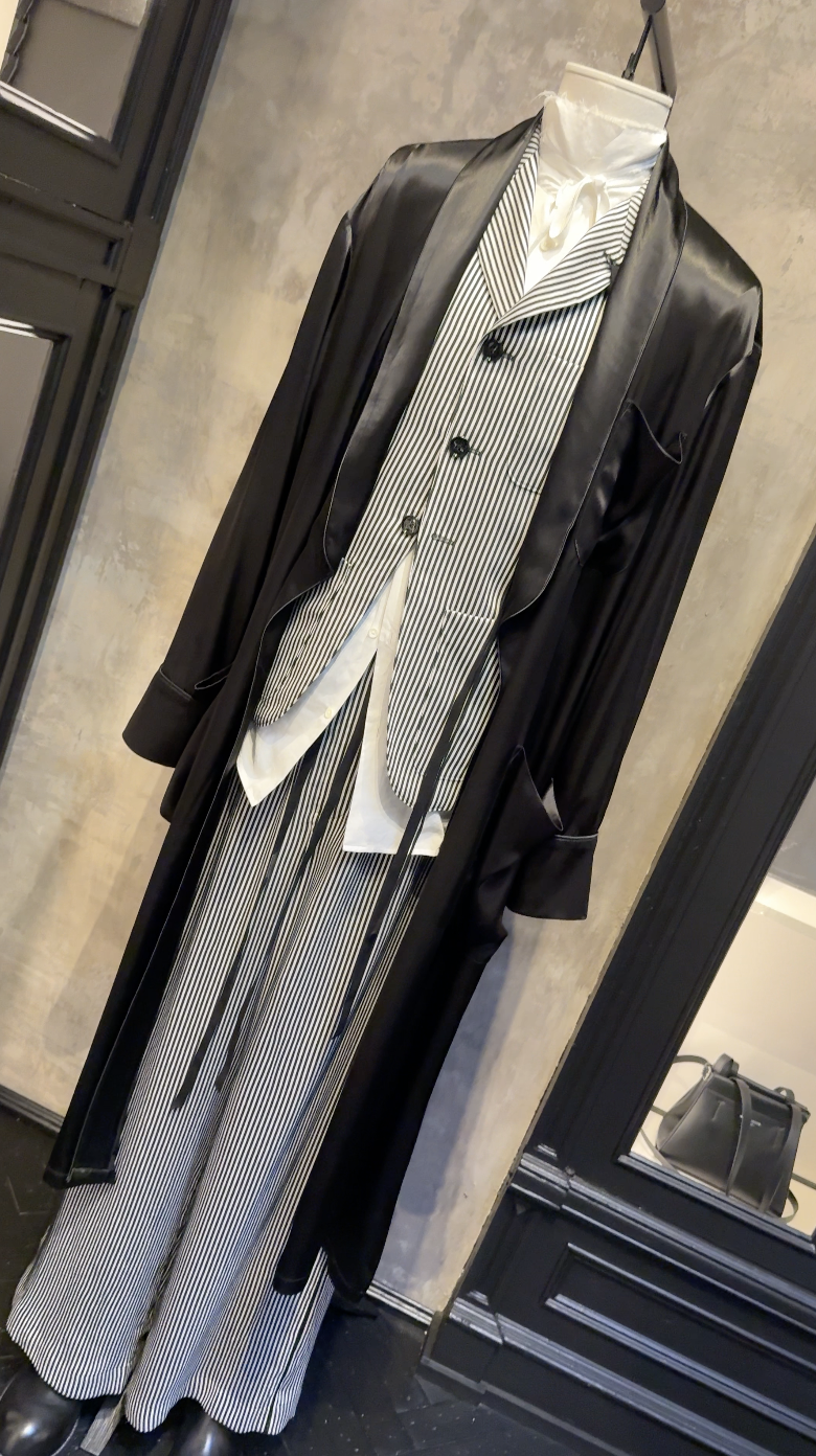 앤 드뮐미스터 부티크에 디피된 블랙과 그레이가 조화된 룩