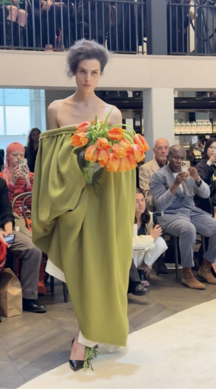 화병을 룩의 일부로 만든 모습