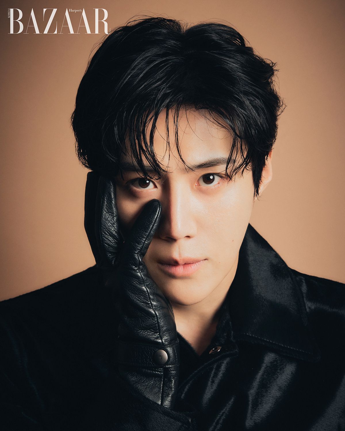 김선호가 입은 재킷은 Qui. 장갑은 스타일리스트 소장품.