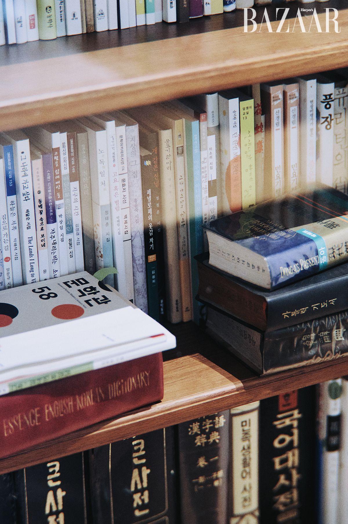 글을 쓰며 수시로 집어 들던 각종 사전과 다양한 시집이 꽂혀 있다.