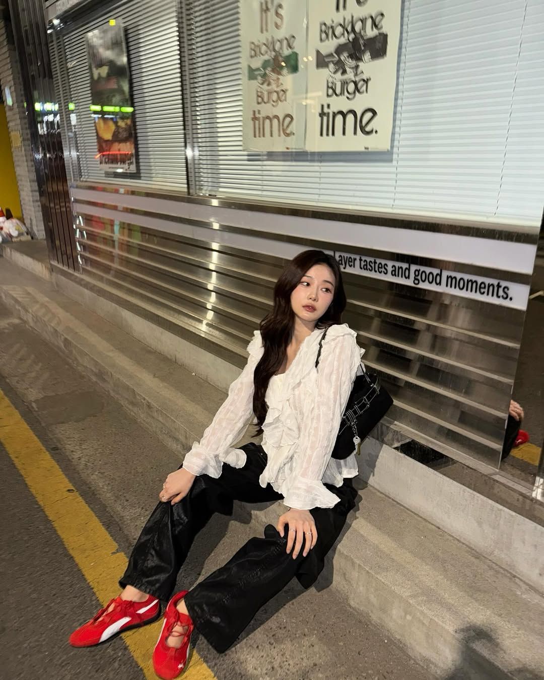 러플 디테일의 블라우스로 러블리한 분위기를 자아낸 이시안 / @youseeany