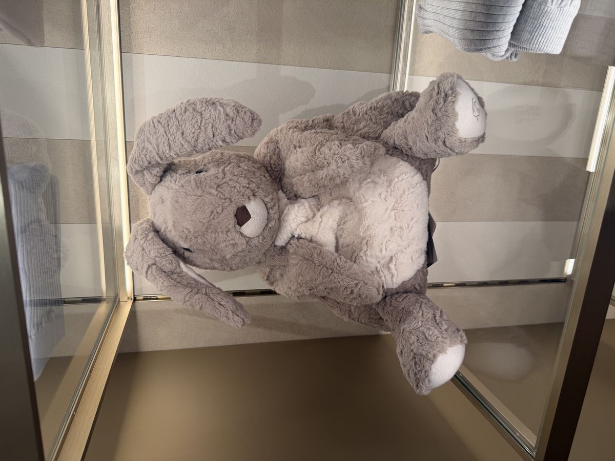 무려 100만원대의 토끼 인형