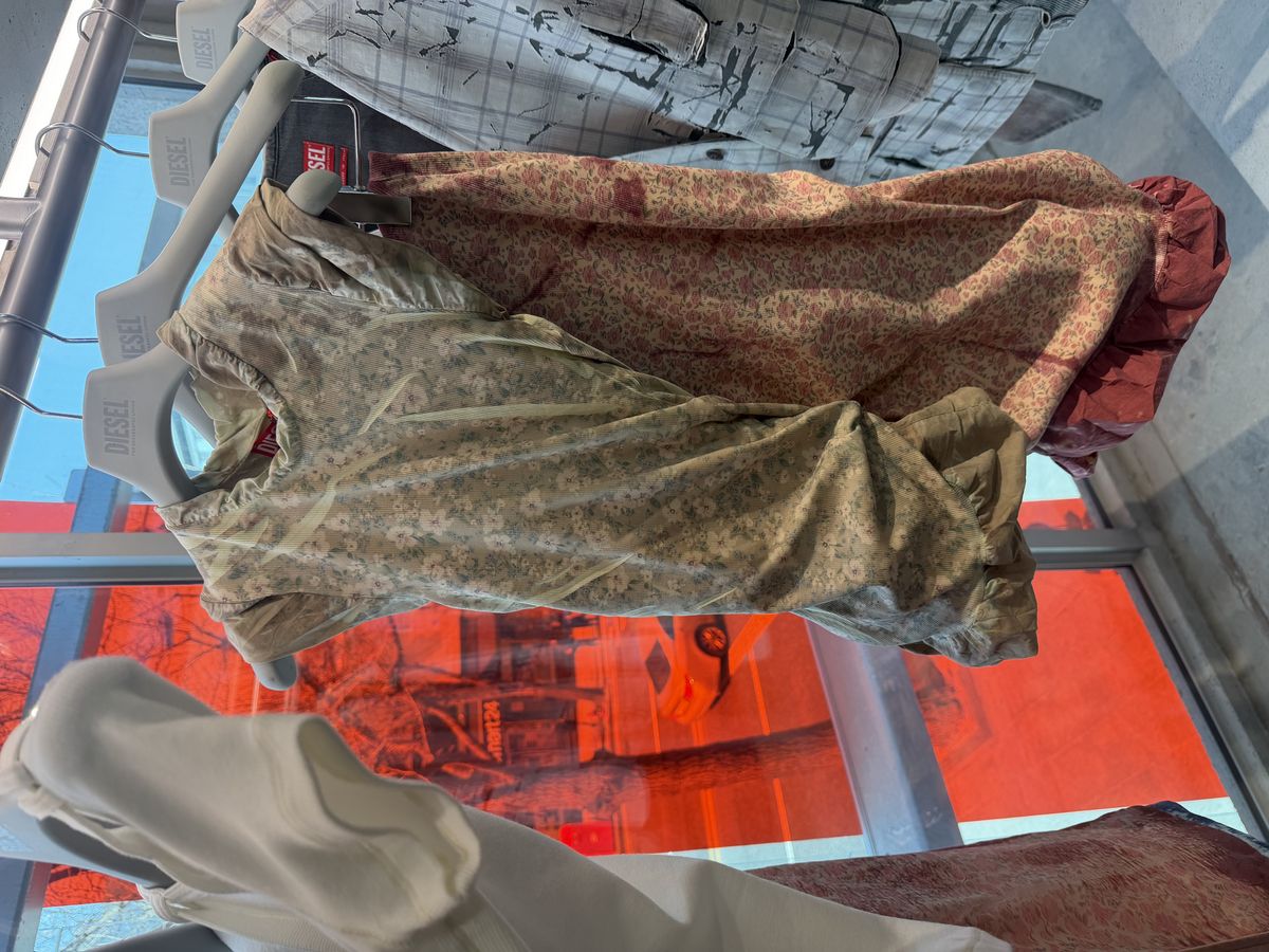 플라워 패턴에 빠진 에디터 눈에 들어온 귀여운 레이어링 톱