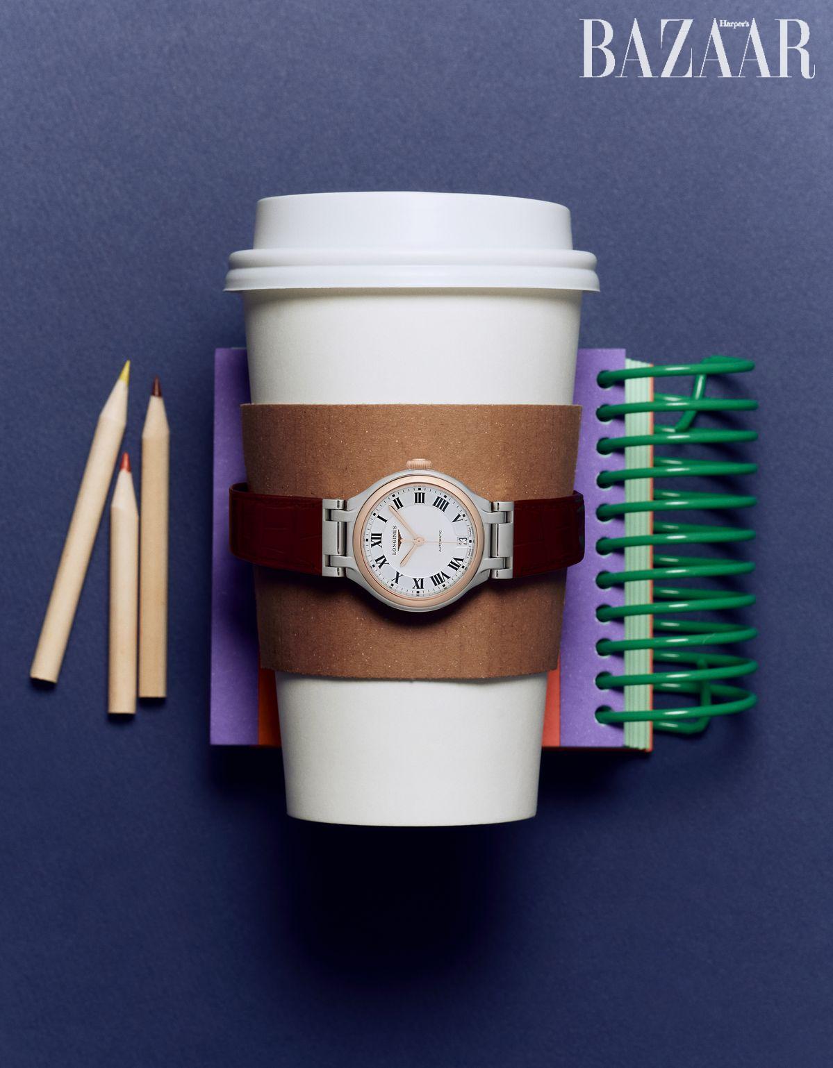 스테인리스스틸 케이스에 18K 로즈 골드 베젤을 더해 클래식한 매력을 자아내는 ‘론진 프리마루나’ 워치는 5백30만원 Longines. 스프링 노트는 1만5천원 Mohs.