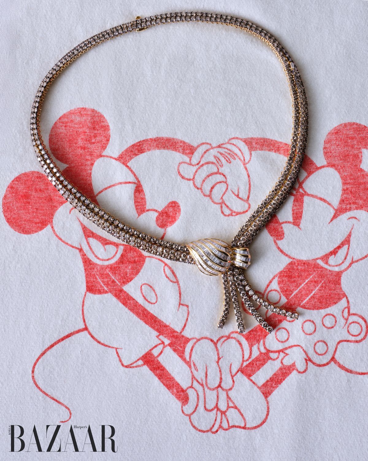 허니 골드™에 라운드 브릴리언트 컷 다이아몬드를 촘촘하게 장식한 태슬 모티프 네크리스는 Le Vian. 티셔츠는 23만원대 Disney x Re/Done.