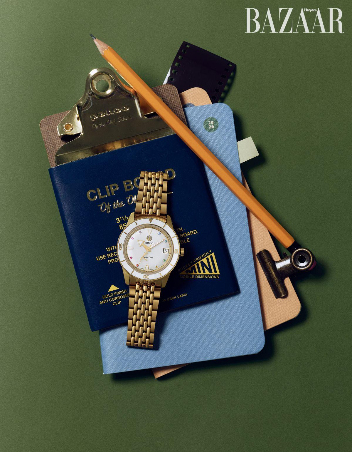 인덱스에 각기 다른 컬러 스톤 8개를 장식한 ‘캡틴 쿡 x 마리나 회르만제더 하트비트’ 스페셜 에디션 워치는 5백20만원대 Rado.