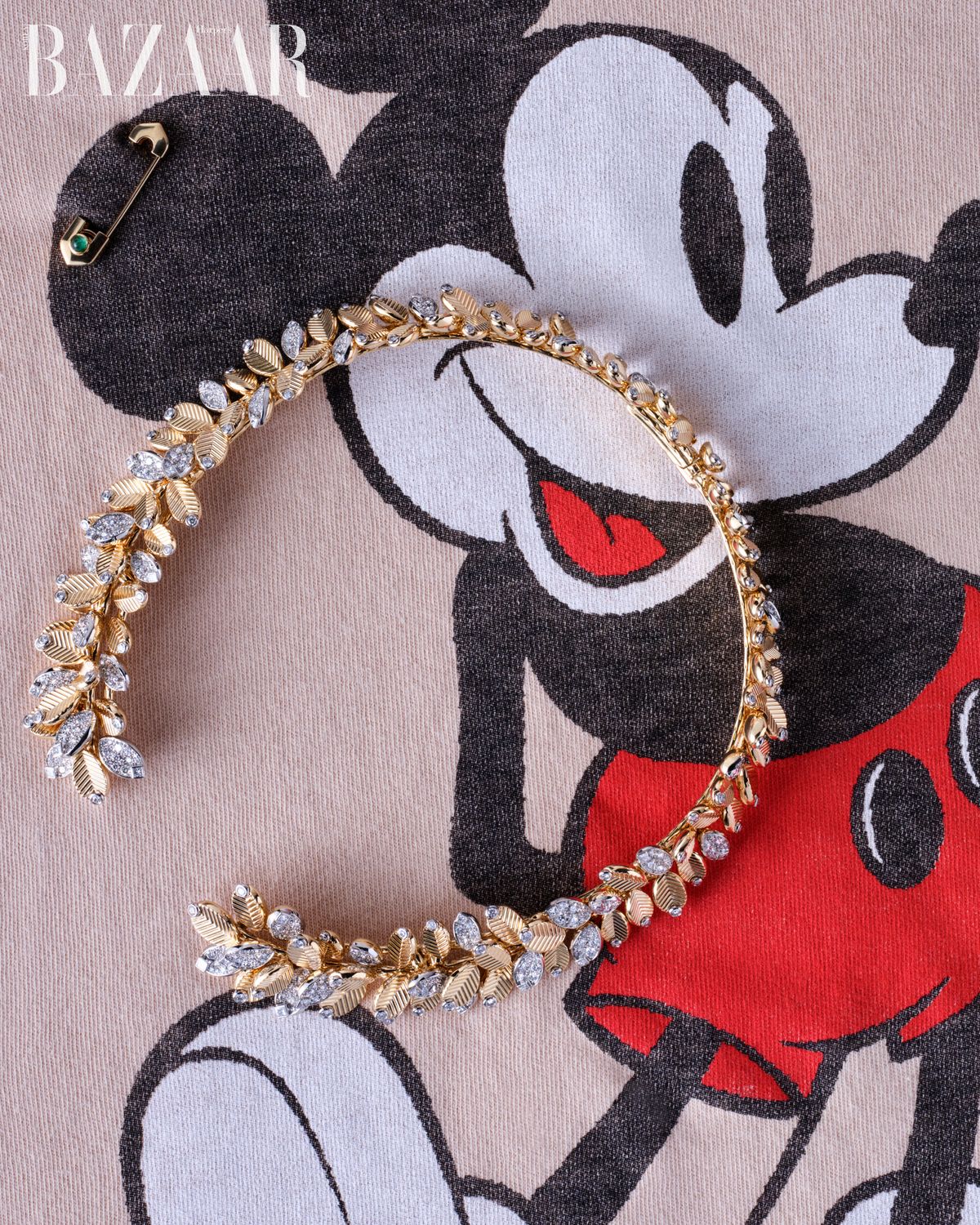 다이아몬드를 불규칙적으로 세팅한 ‘그랑 드 카페’ 네크리스는 Cartier. 프린트 티셔츠는 7만원대 Junk Food Clothing.