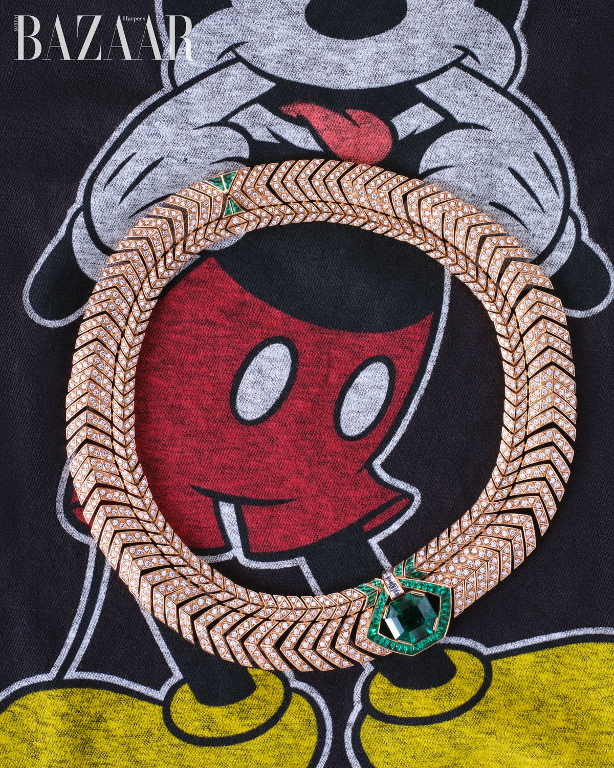 에메랄드를 센터 스톤으로 장식한 로즈 골드 네크리스는 Bvlgari. 티셔츠는 23만원대 Disney x Re/Done.