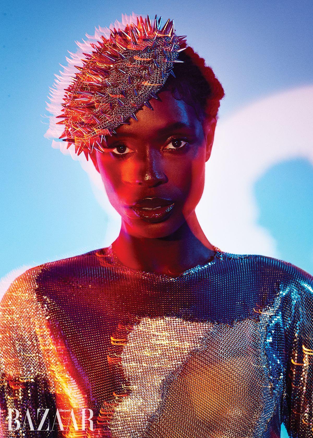 메탈 메시 드레스, 헤드피스는 Versace.