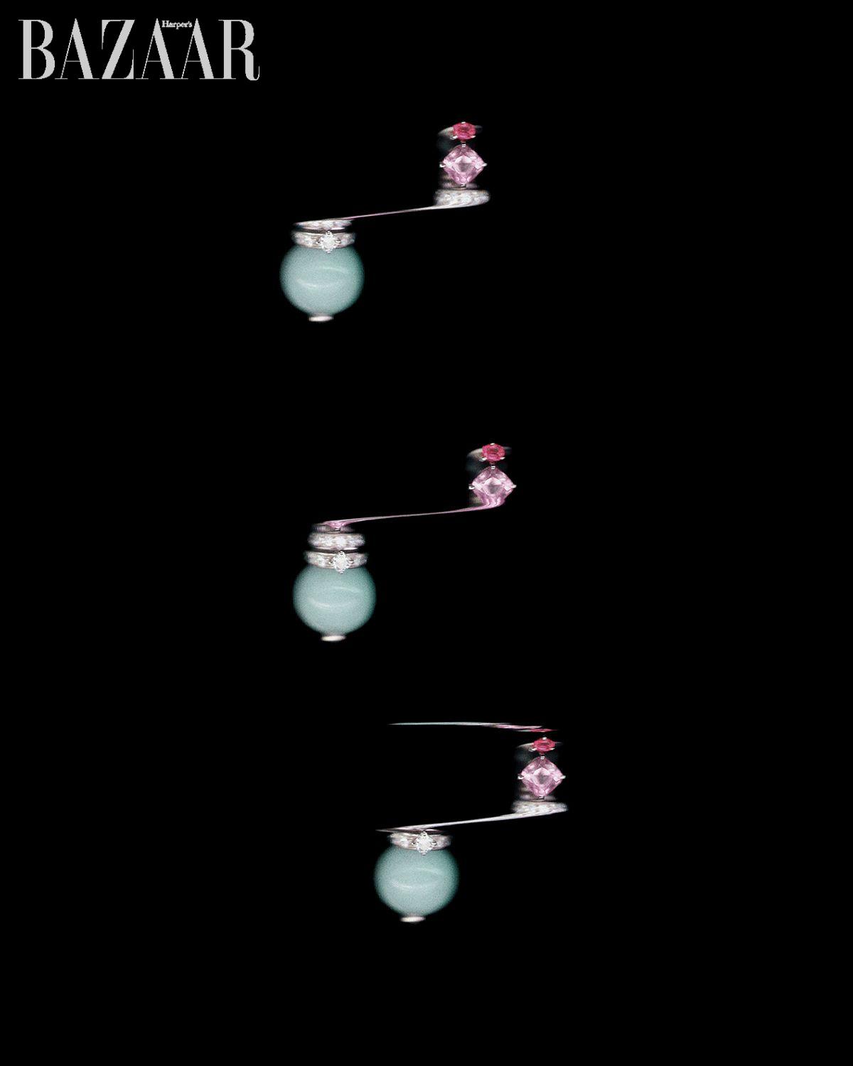 플래티넘 소재에 투르말린, 다이아몬드를 정교하게 세팅한 ‘디비타’ 이어링은 Cartier. 