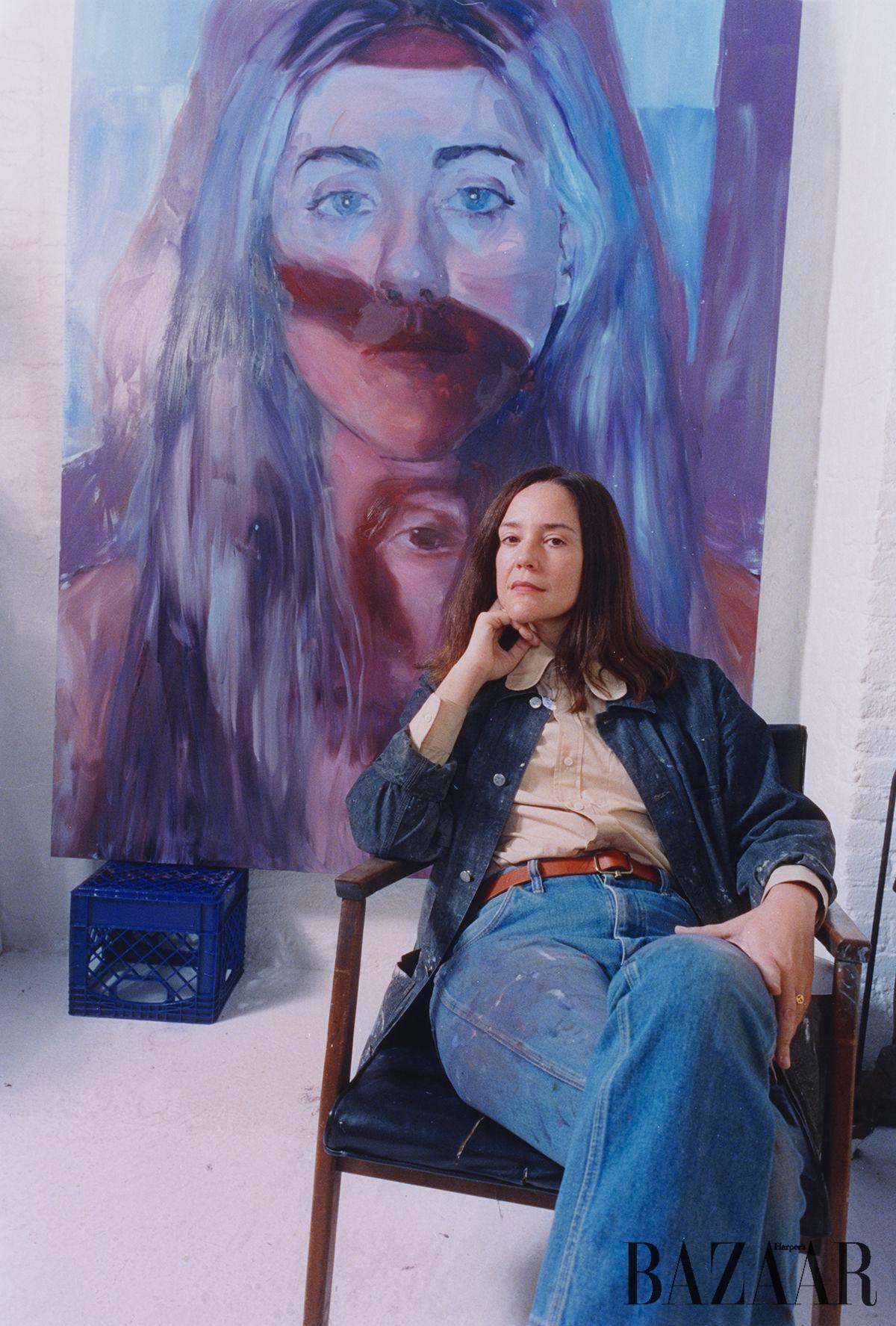 사진/ PHOEBE D’HEURLE. 브루클린 스튜디오에서의 제나 그리본. 뒤에는 그의 작품 <Projecting Myself onto M>이 놓여 있다.