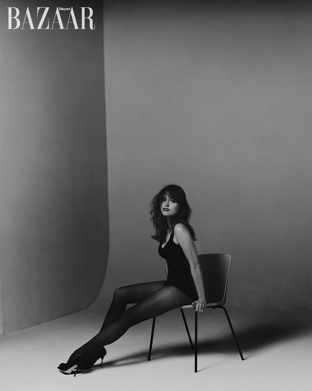 보디수트는 Dolce & Gabbana. 목걸이, 반지 세트는 De Beers. 타이츠는 Falke. 새틴 힐은 Roger Vivier.