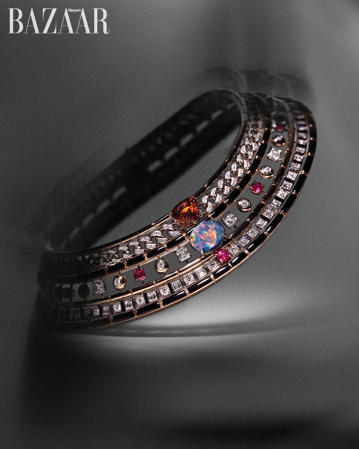 핑크·화이트 골드에 스페사르타이트 가닛, 오팔, 루비, 오닉스, 다이아몬드를 세팅한 ‘모뉴멘탈’ 네크리스는 Louis Vuitton.